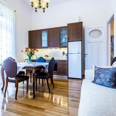 Neoclassical Apartment With 3 Bedrooms In Пирей Экстерьер фото