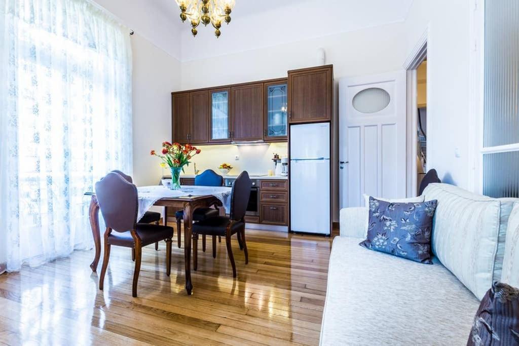 Neoclassical Apartment With 3 Bedrooms In Пирей Экстерьер фото