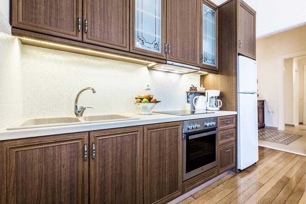 Neoclassical Apartment With 3 Bedrooms In Пирей Экстерьер фото