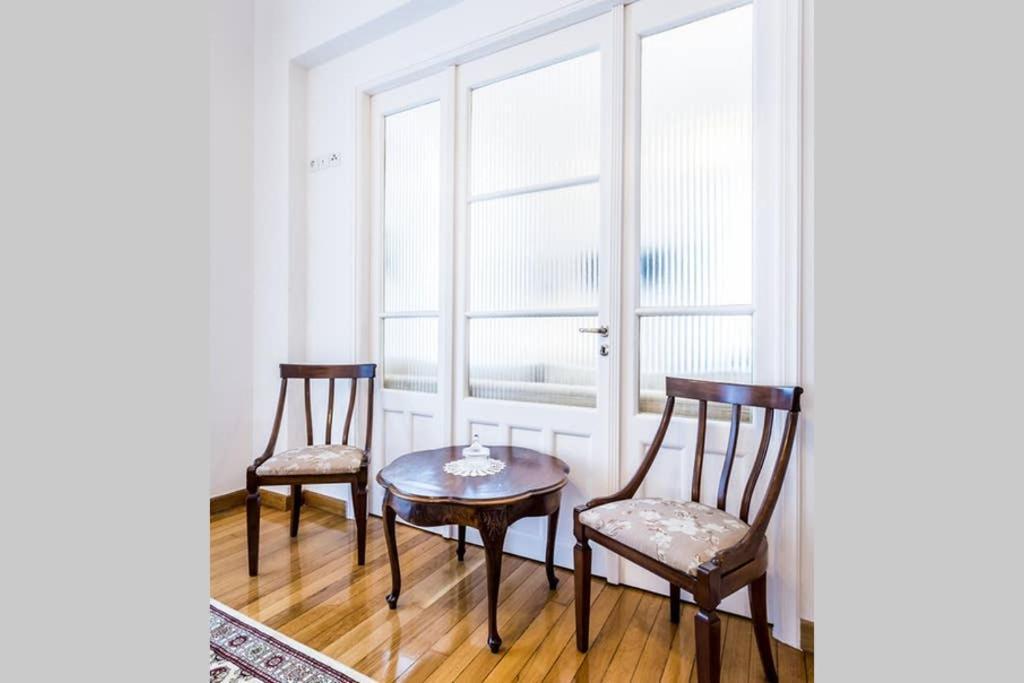 Neoclassical Apartment With 3 Bedrooms In Пирей Экстерьер фото