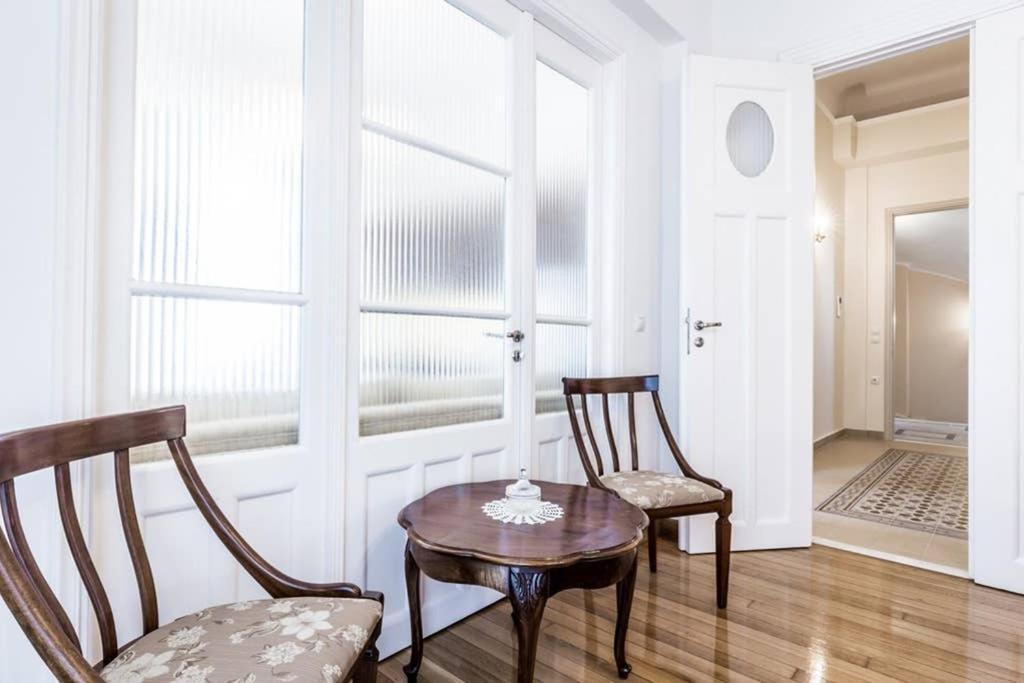 Neoclassical Apartment With 3 Bedrooms In Пирей Экстерьер фото