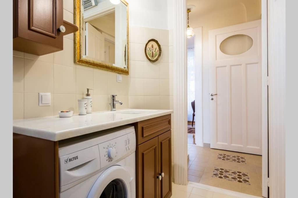 Neoclassical Apartment With 3 Bedrooms In Пирей Экстерьер фото